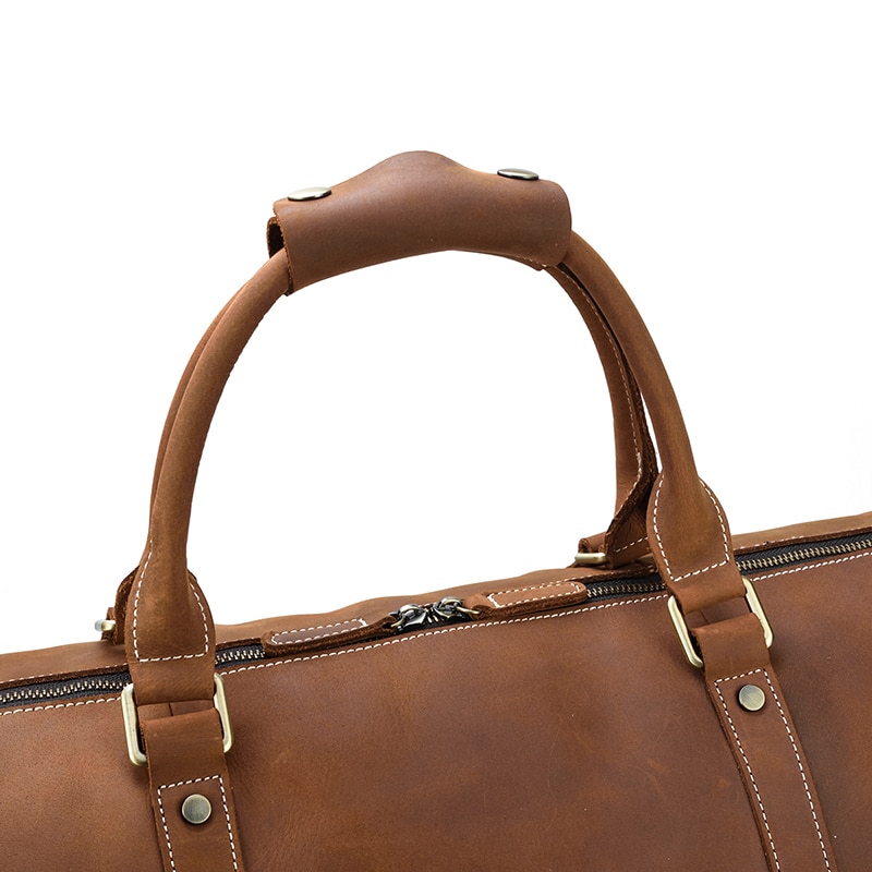Austere y classic men's travel bag in genuine leather.