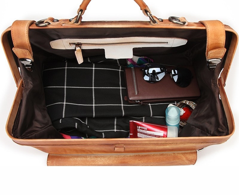 Genuine leather men's travel bag.