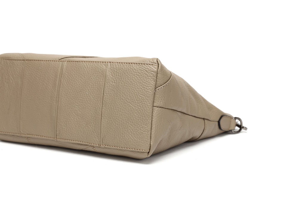 Elegant tote shoulder bag in natural leather for woman.