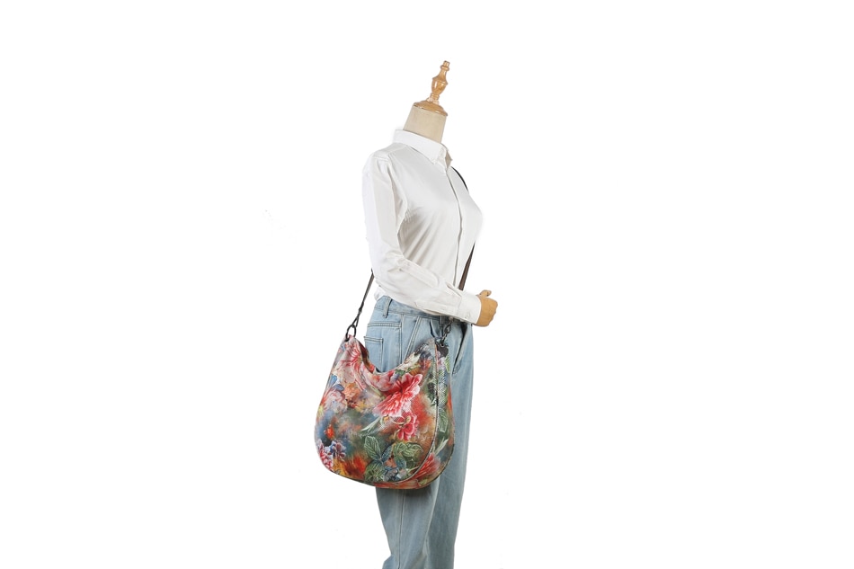 Floral printed synthetic leather hobos shoulder bag for women.